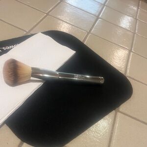 Makeup brush by it cosmetics unstoppable powder